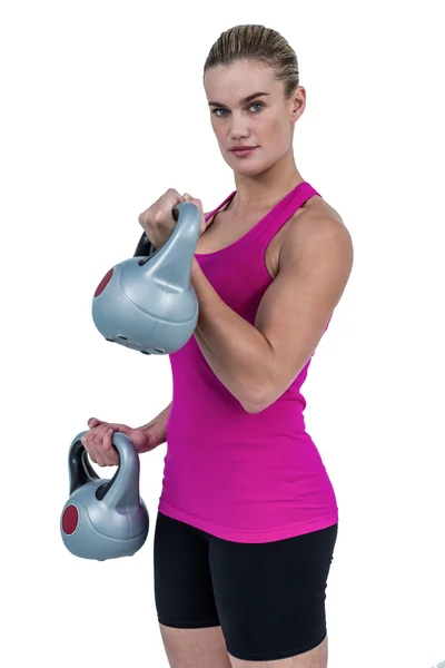 Donna che esercita con kettlebells — Foto Stock