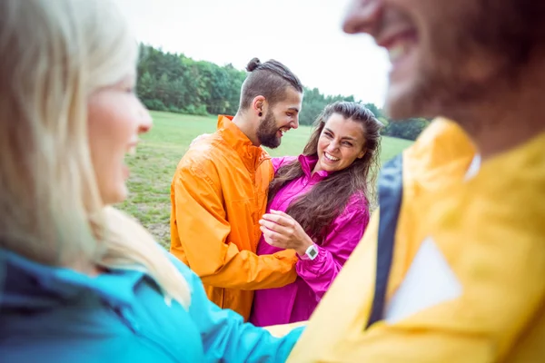 Feliz pareja en una caminata — Foto de Stock