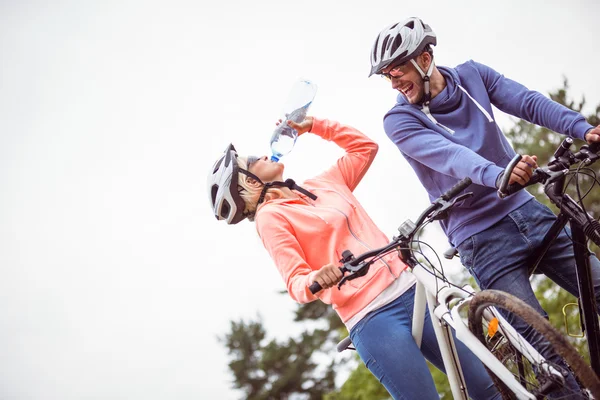Счастливая пара на велосипеде — стоковое фото