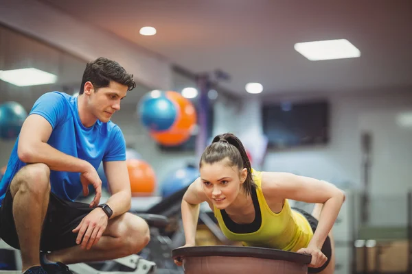 Fit mulher trabalhando com treinador — Fotografia de Stock