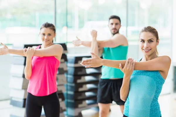 Aula de fitness exercitando-se no estúdio — Fotografia de Stock