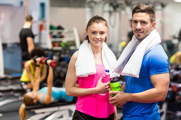 Fit couple smiling — Stock Photo, Image