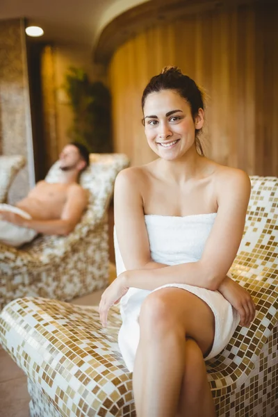 Mujer sonriente sentada en una silla —  Fotos de Stock