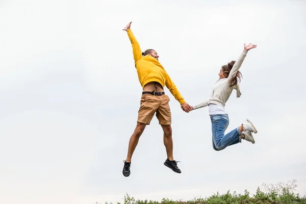 Paar springt beim Wandern — Stockfoto
