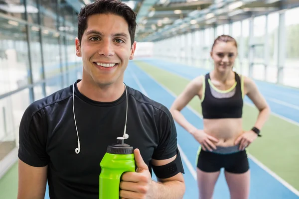 S'adapter couple sur la piste intérieure — Photo