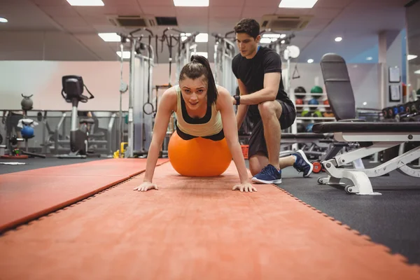 Fit mujer haciendo ejercicio con entrenador — Foto de Stock