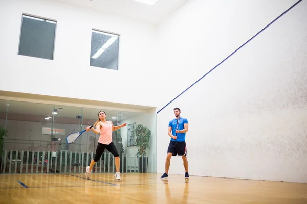 Couple playing a game of squash — Stock Photo, Image