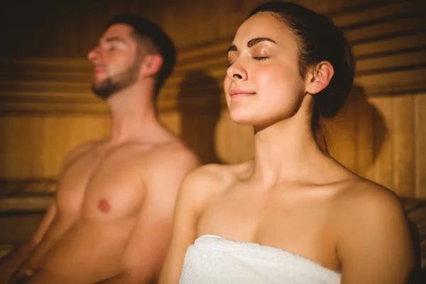 Glückliches Paar genießt die Sauna — Stockfoto
