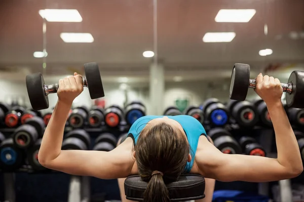 Vrouw halter Gewichtheffen — Stockfoto