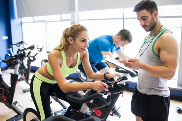 Fit people in a spin class — Stock Photo, Image