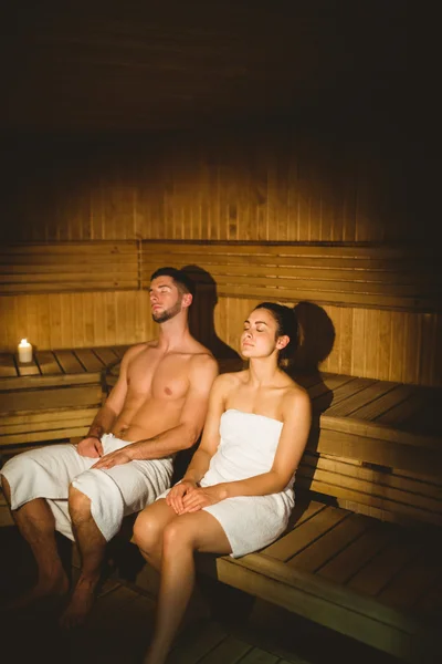 Pareja disfrutando de la sauna —  Fotos de Stock