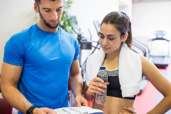 Trainer and athlete discussing plan — Stock Photo, Image