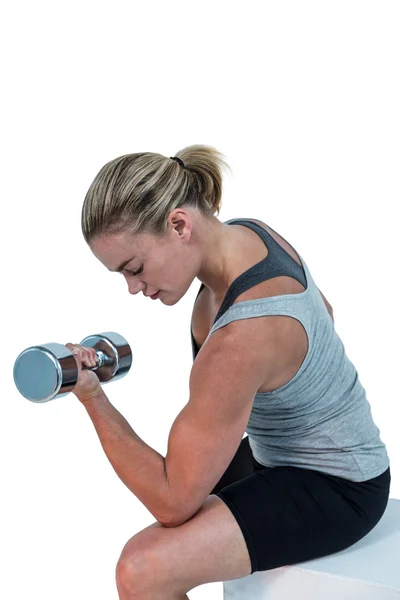 Mujer musculosa haciendo ejercicio con pesas — Foto de Stock