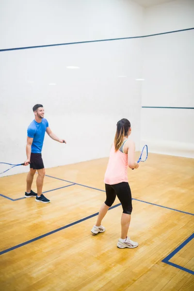 Pareja jugando un juego de squash — Foto de Stock