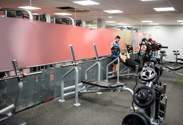 Fit people working out in weights room — Stock Photo, Image