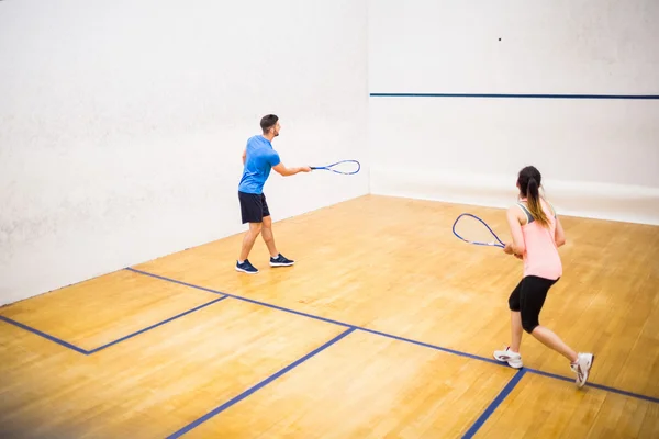 Par spela en omgång squash — Stockfoto