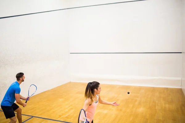 Competitiva pareja jugando squash — Foto de Stock