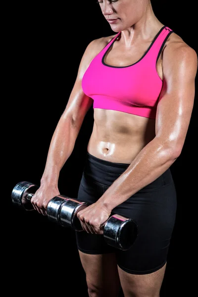 Mujer muscular levantando pesadas mancuernas —  Fotos de Stock