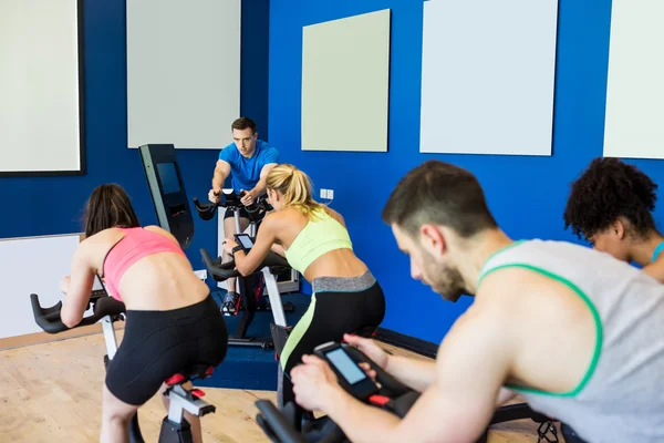 S'adapter à des gens dans une classe de spin — Photo