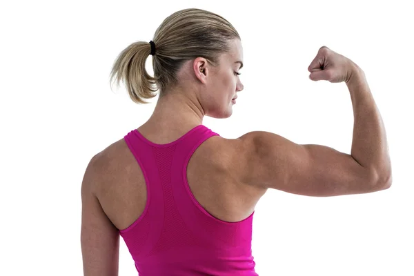 Vista posteriore della donna muscolare che flette i muscoli — Foto Stock