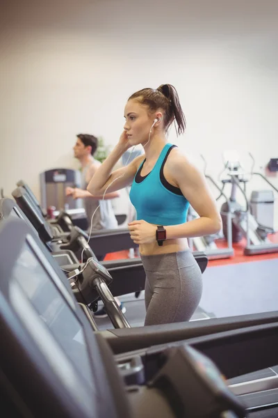 Подходящая женщина с помощью treadmill — стоковое фото