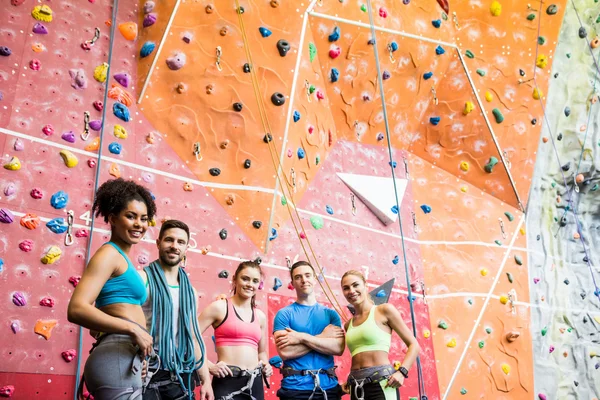 Fit people getting ready to rock climb — Stock Photo, Image