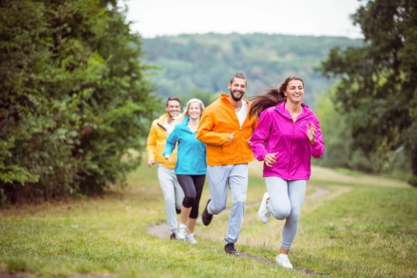 Des amis qui s'amusent pendant une randonnée — Photo