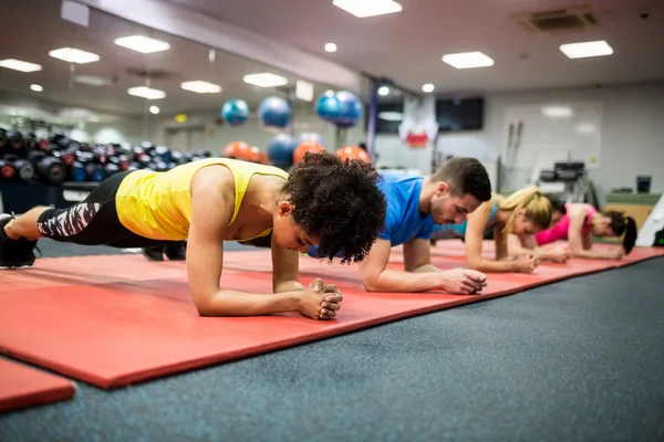 Fit people working out in fitness class — Stock Photo, Image