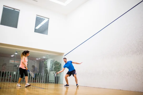 Coppia che gioca a squash — Foto Stock