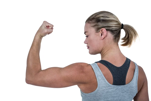 Vista trasera de los músculos de flexión de la mujer muscular — Foto de Stock