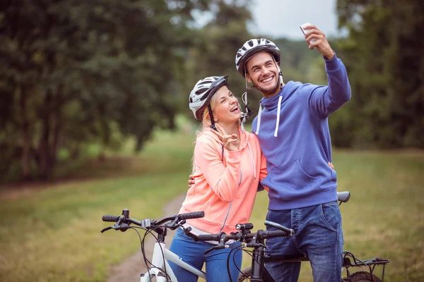 自転車に乗って幸せなカップル — ストック写真