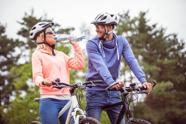 Casal feliz em um passeio de bicicleta — Fotografia de Stock