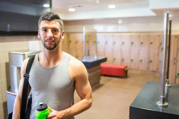 Sonriente hombre a punto de ir al gimnasio —  Fotos de Stock