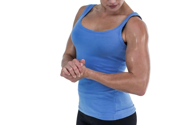 Femme musculaire fléchissant ses muscles — Photo