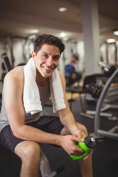 Fit homem fazendo uma pausa — Fotografia de Stock