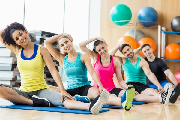 Jonge mensen doen yoga — Stockfoto