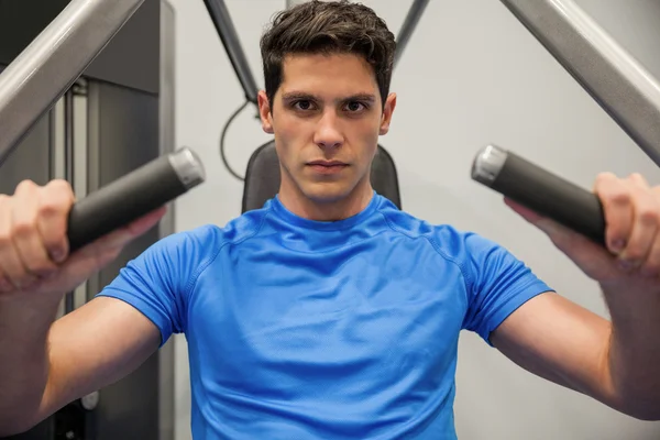 Man met de gewichten machine — Stockfoto