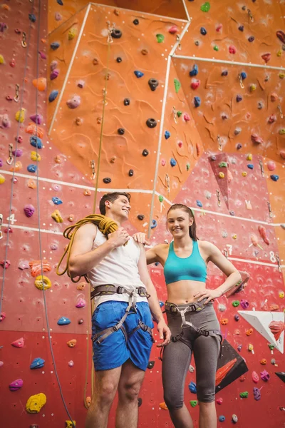 Coppia alla parete di arrampicata — Foto Stock