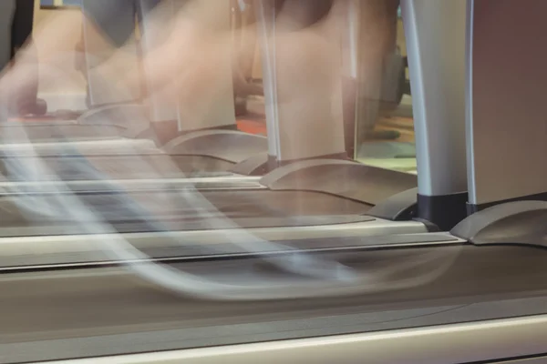 Cocok orang menggunakan treadmills — Stok Foto