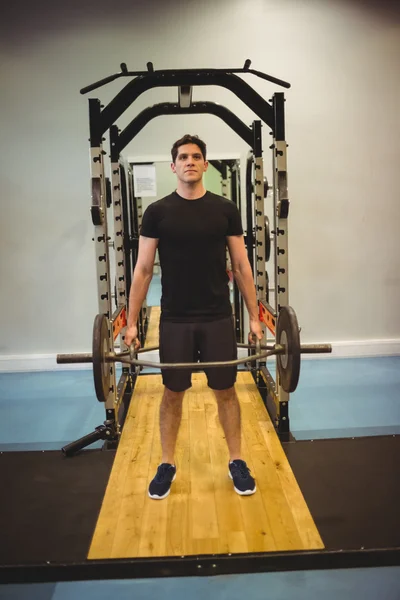 Fit homem levantando pesado barbell — Fotografia de Stock