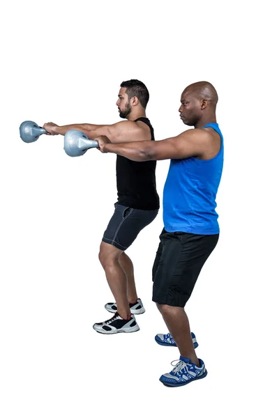 Starka vänner lyft kettlebells — Stockfoto