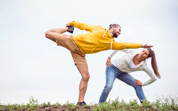 Paar stretching op een wandeling — Stockfoto