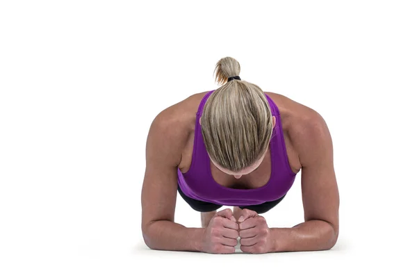 Mulher muscular fazendo flexões — Fotografia de Stock