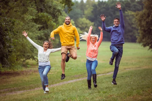 Vänner på en vandring tillsammans — Stockfoto