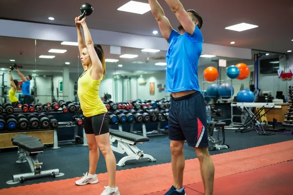 Hombre y mujer haciendo ejercicio — Foto de Stock