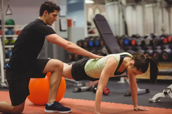 Fitte Frau trainiert mit Trainer — Stockfoto