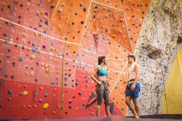 Couple at the rock climbing wall — Stock Photo, Image