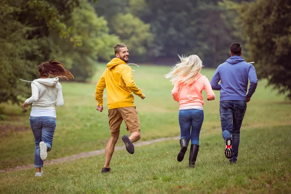 Des amis en randonnée ensemble — Photo