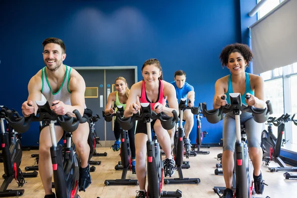 Fitte Menschen in einer Spin-Klasse — Stockfoto