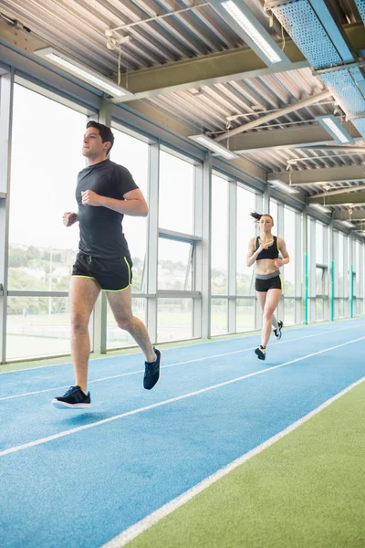 Pasangan berjalan di trek indoor — Stok Foto